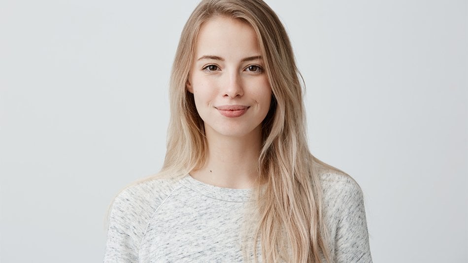 Kobieta o prostych włosach beżowy blond na szarym tle