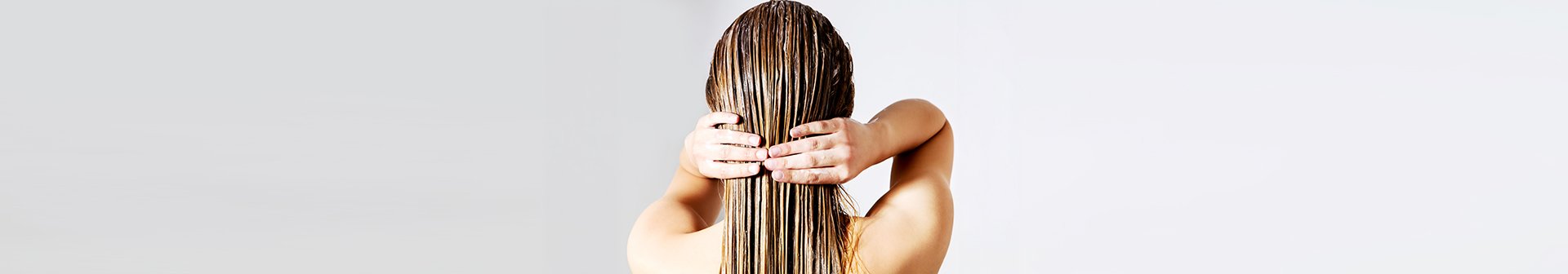 Widoczna z tyłu kobieta z prostymi włosami blond z nałożoną maską koloryzującą