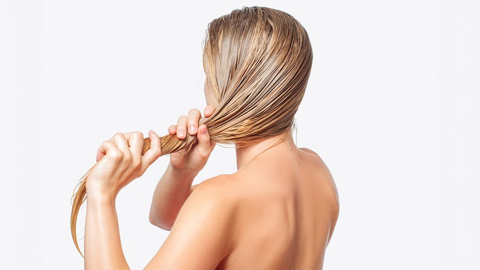 Widoczna z tyłu kobieta na białym tle, z włosami blond z nałożoną maską