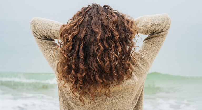 szampon-do-wlosow-przeciwdzialajacy-lupiezowi-768x420