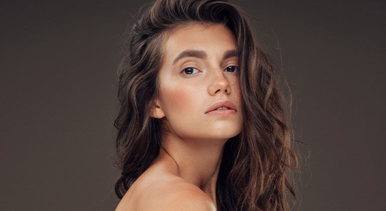 farba-bez-amoniaku-a-przesuszone-wlosy-768x420