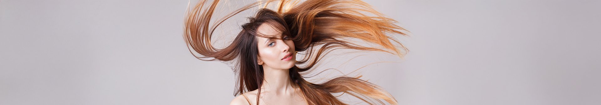 Młoda kobieta o długich brązowych włosach ombre