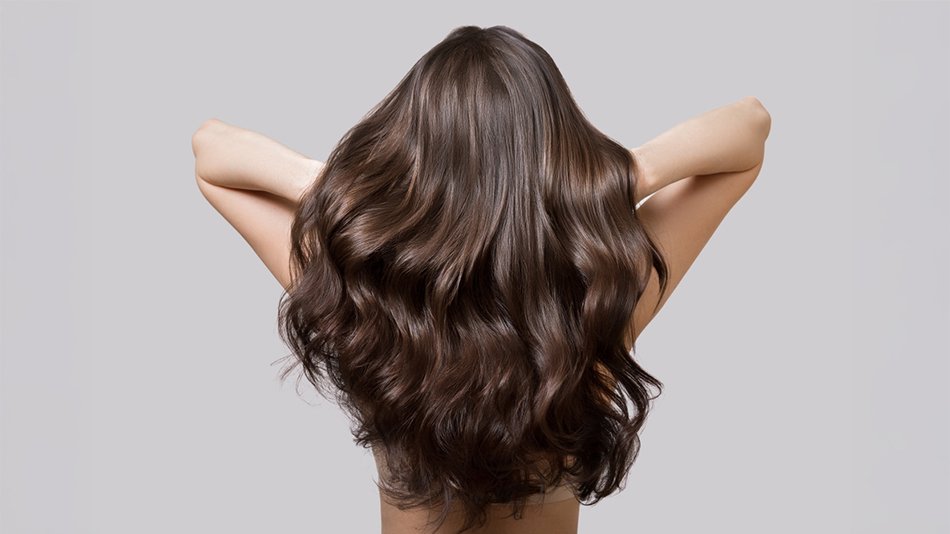 Kobieta o falowanych włosach chłodny brąz