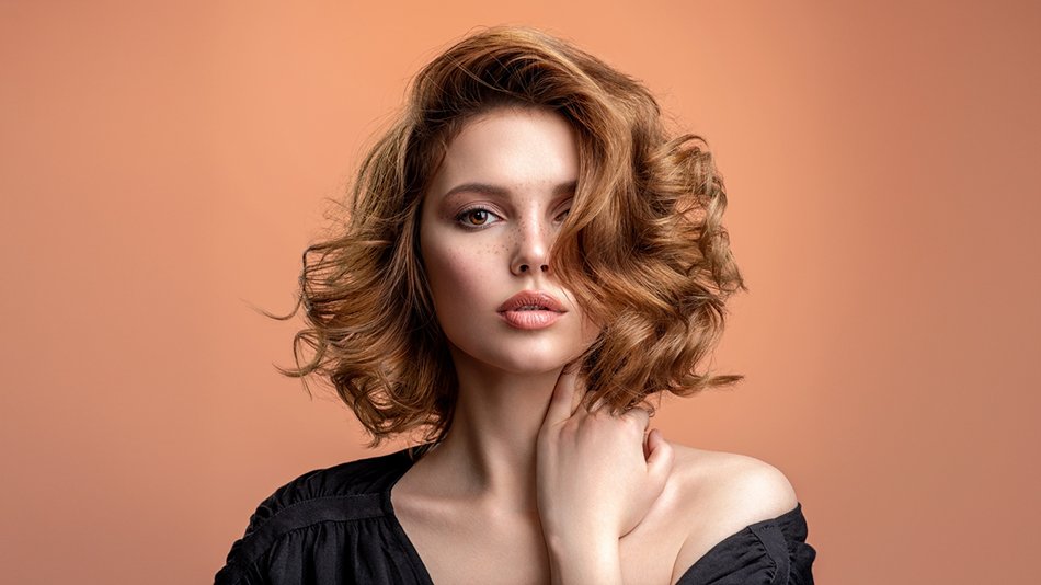 Kobieta o półdługich włosach jasny brąz