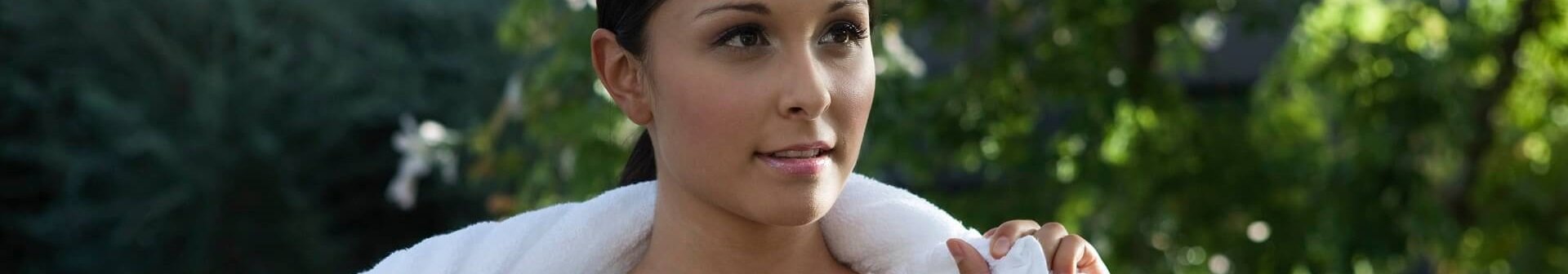 kobieta-dezodorant-przeciw-poceniu-sie