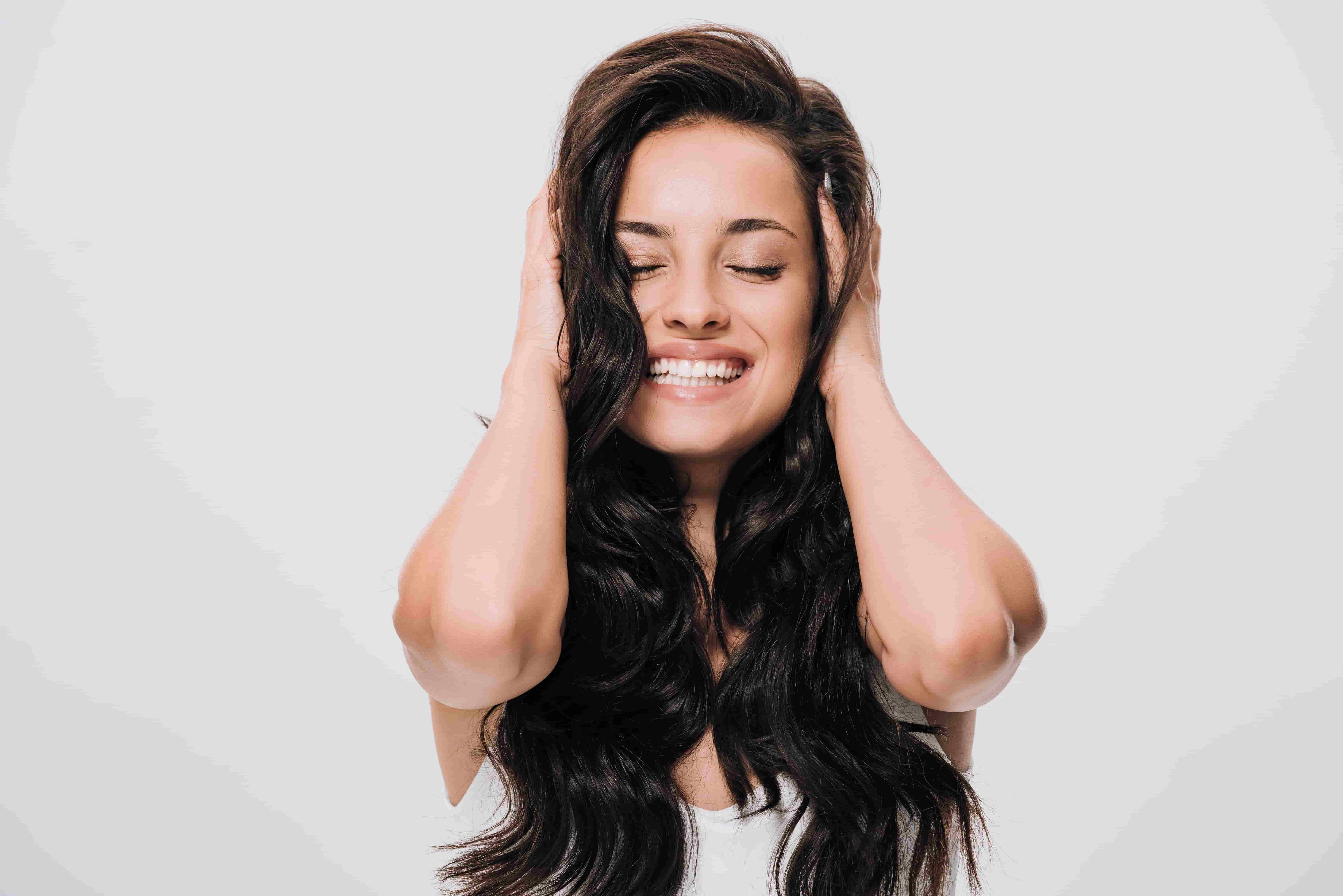 kobieta ze zdrowymi, pięknymi, lśniącymi włosami