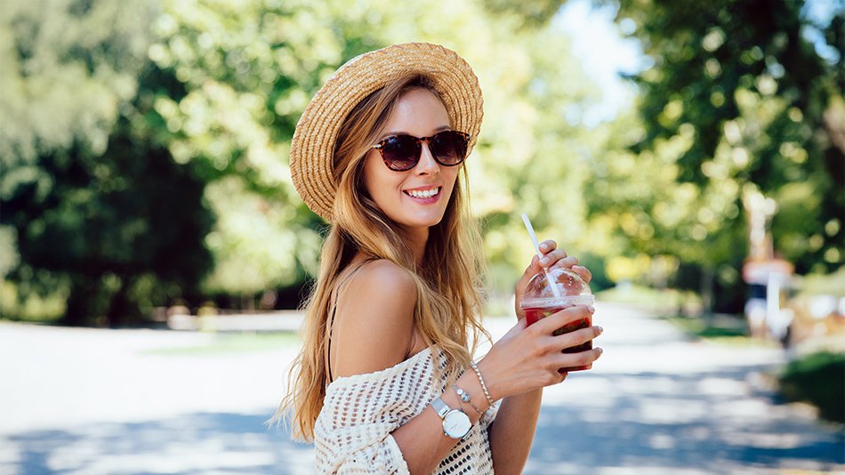 kobieta w kapeluszu i okularach przeciwsłonecznych