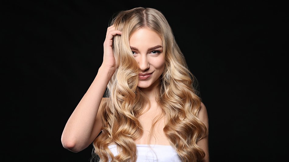 Blondwłosa kobiet prezentuje farbowane włosy w doskonałej kondycji.