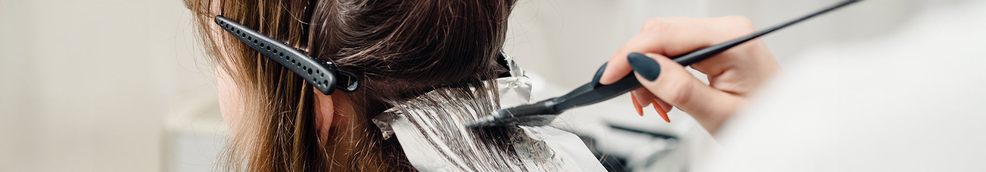 Kobieta podczas profesjonalnej koloryzacji włosów.