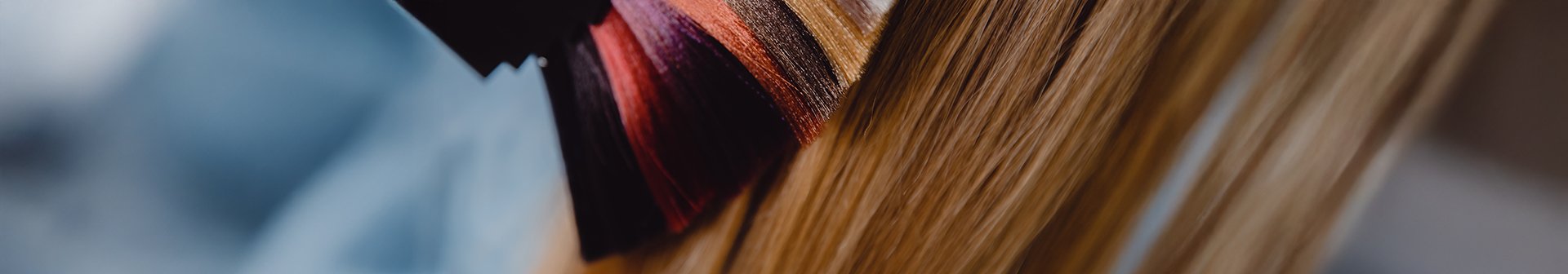 Różne farby do włosów w zestawieniu z naturalnym kolorem.