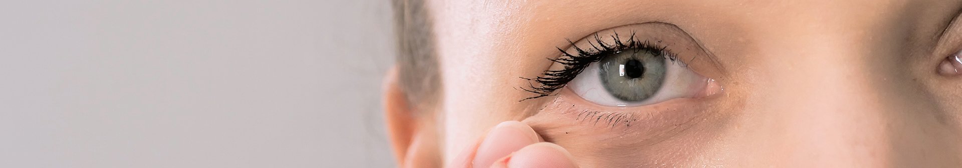 kobieta pielęgnująca skórę pod oczami