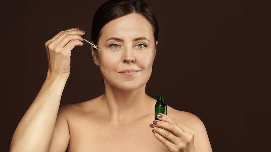 kobieta nakłada serum