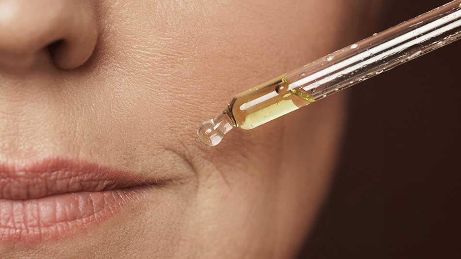 nakładanie serum do twarzy