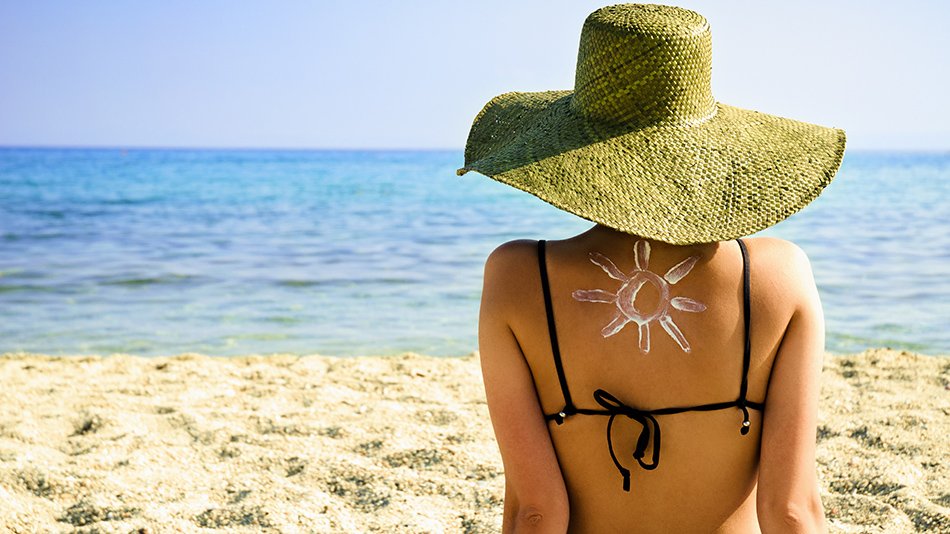 kobieta opala się na plaży