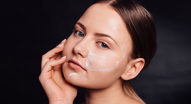 peeling-do-twarzy-enzymatyczny-gruboziarnisty-drobnoziarnisty-768x420