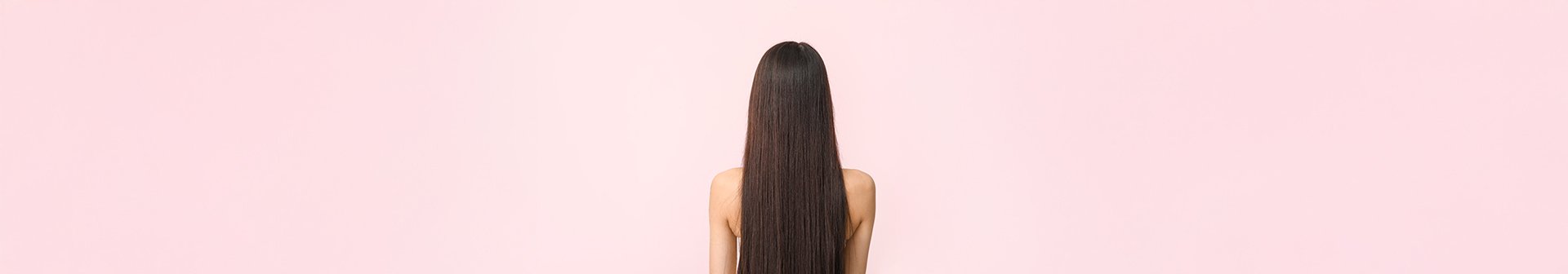 Widoczna z tyłu kobieta z długimi, prostymi brązowymi włosami