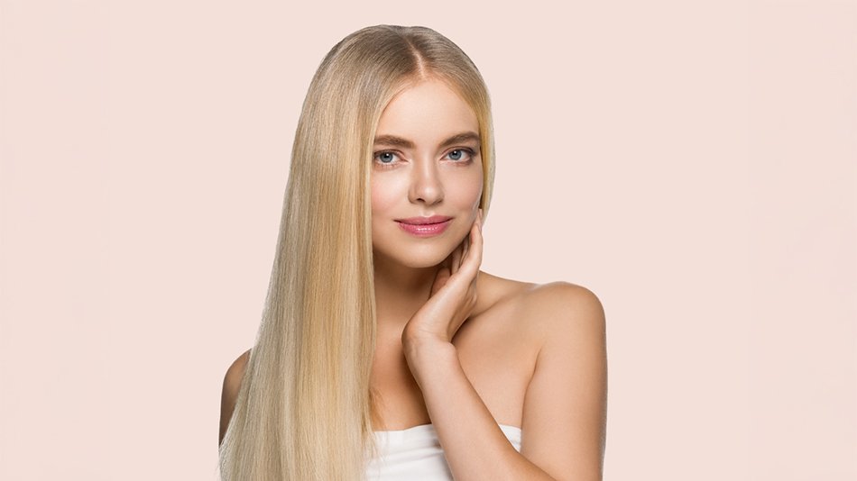 Młoda kobieta o długich prostych włosach blond