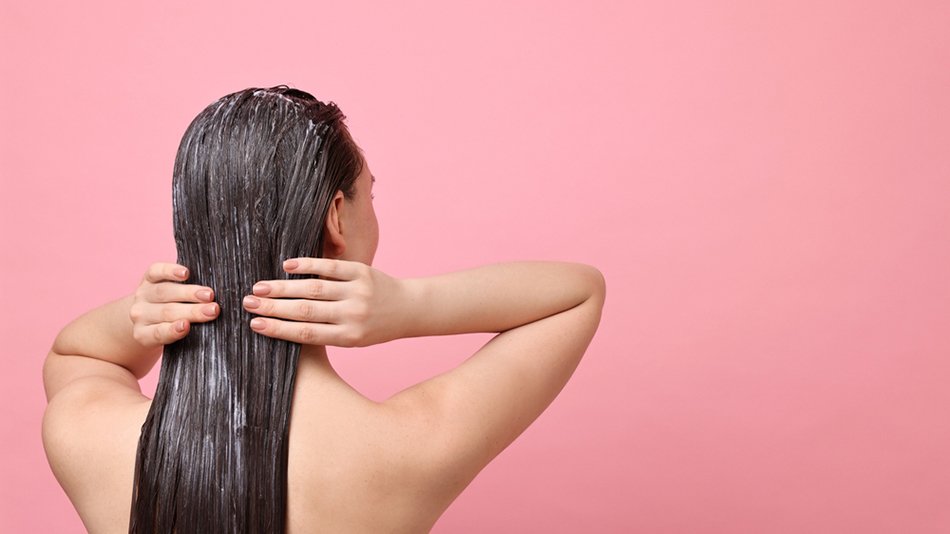 Nakładanie kosmetyku z keratyną na długie włosy