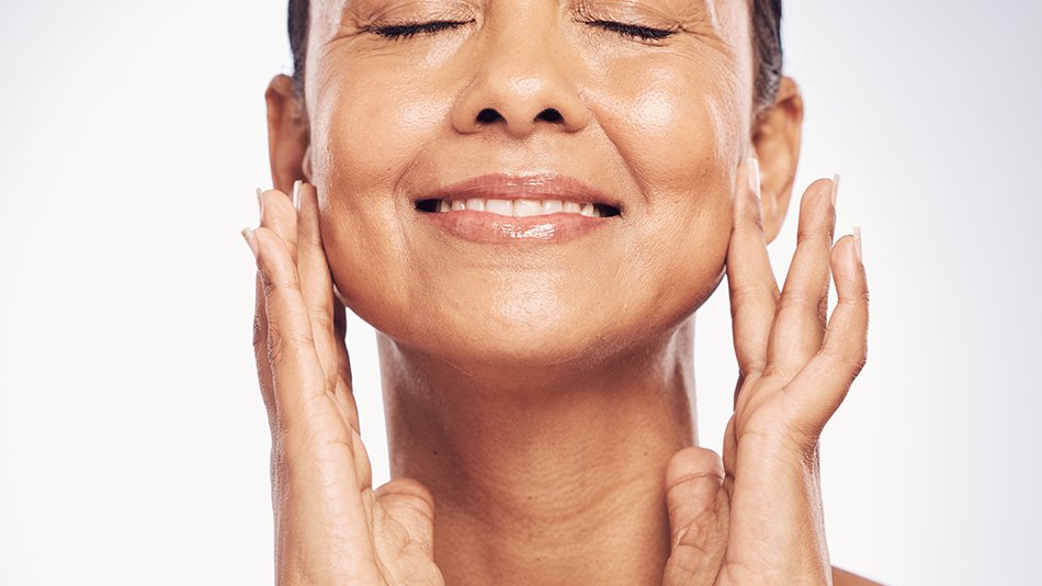 kobieta podczas rutyny pielęgnacyjnej