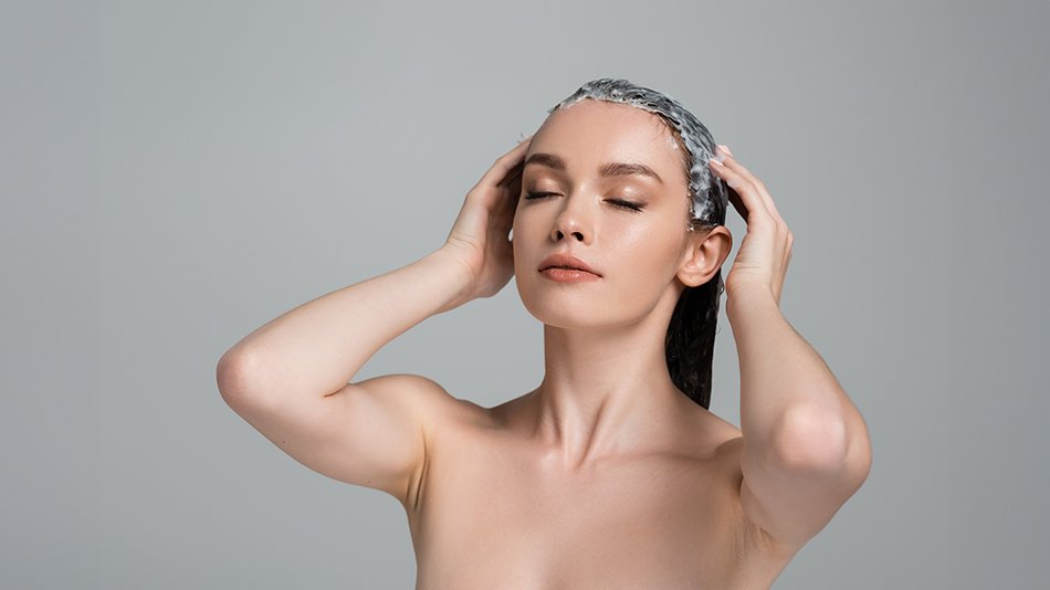 Kobieta ma na głowie maskę do włosów