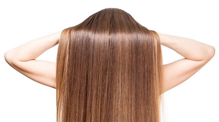 Proste włosy o modnym kolorze