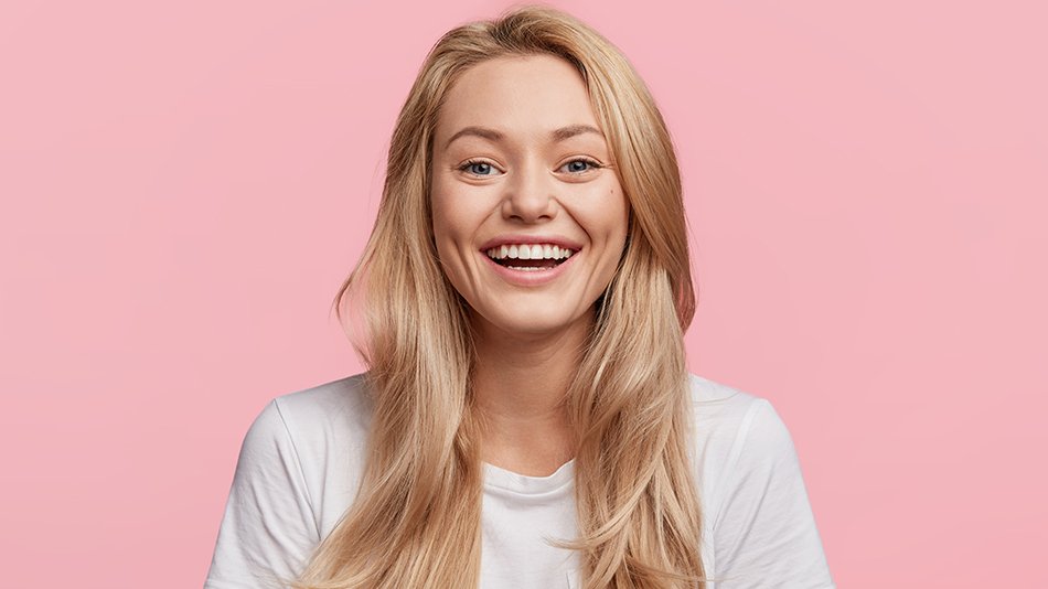 Włosy blond o delikatnie morelowym odcieniu