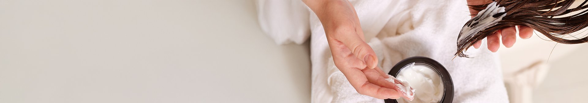 Kobieta od tyłu z odżywką na mokrych włosach