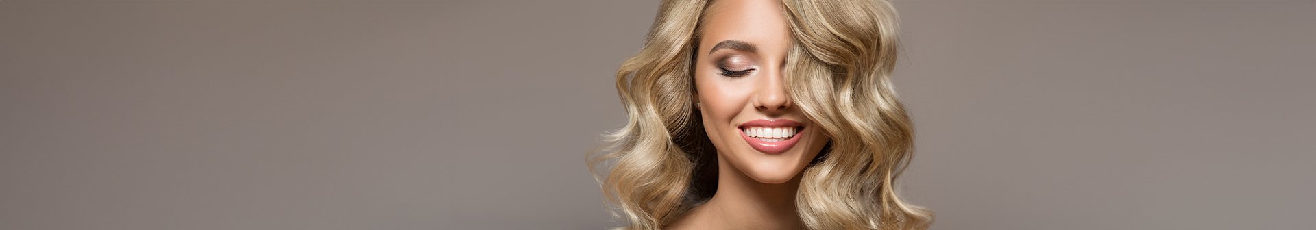 Kobieta z falowanymi włosami ufarbowanymi na blond