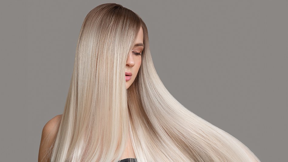 Kobieta z długimi blond włosami