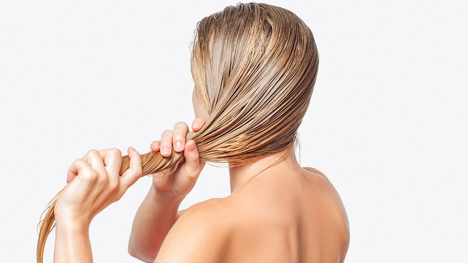 Kobieta pielęgnująca włosy