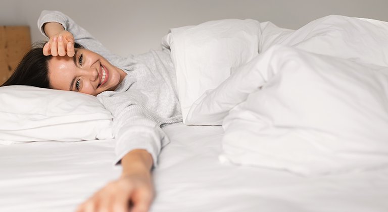 Pocenie się w nocy - najczęstsze przyczyny. Jak sobie radzić?