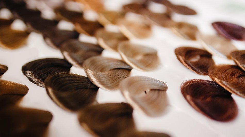 Zestawienie różnych kolorów farb na palecie