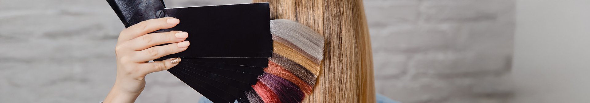 Paleta kolorów na tle naturalnych włosów.