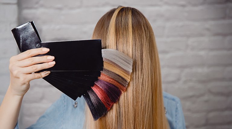 Paleta kolorów na tle naturalnych włosów.