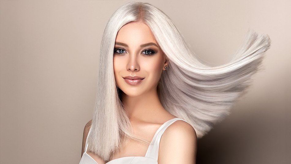 Kobieta z farbowanymi włosami na platynowy blond.