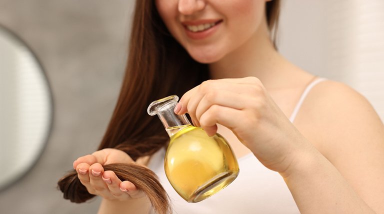Nakładanie oleju na włosy