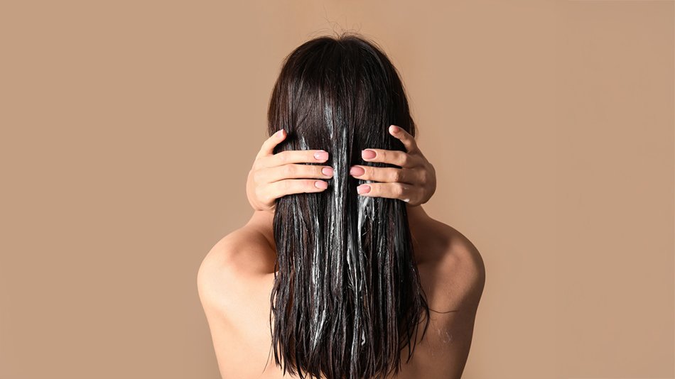 Nakładanie kosmetyku na włosy