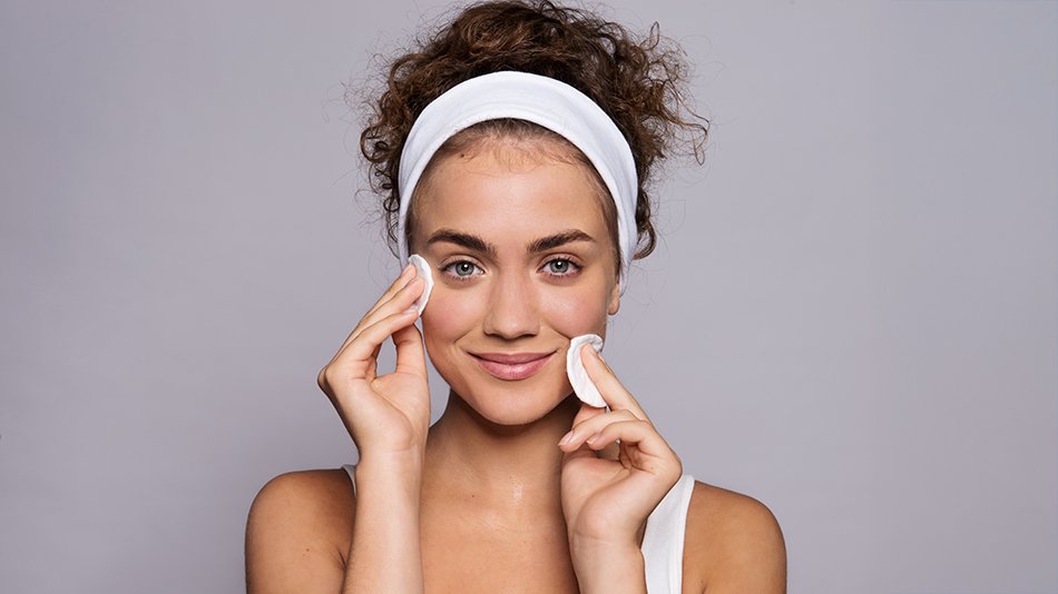 kobieta oczyszczająca skórę twarzy