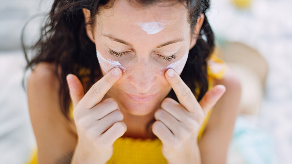 kobieta nakładająca krem z filtrem SPF