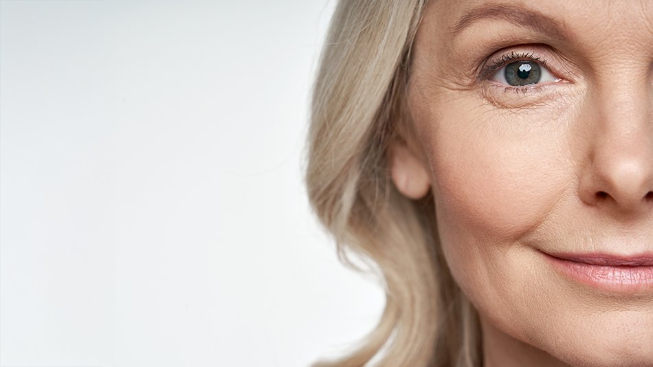 kobieta w średnim wieku z suchą skórą twarzy