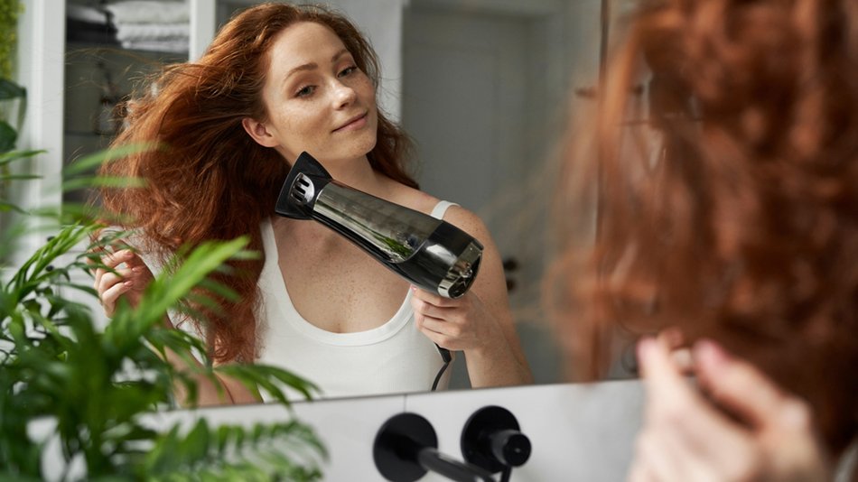 Młoda kobieta o włosach w ładnym kolorze po farbowaniu