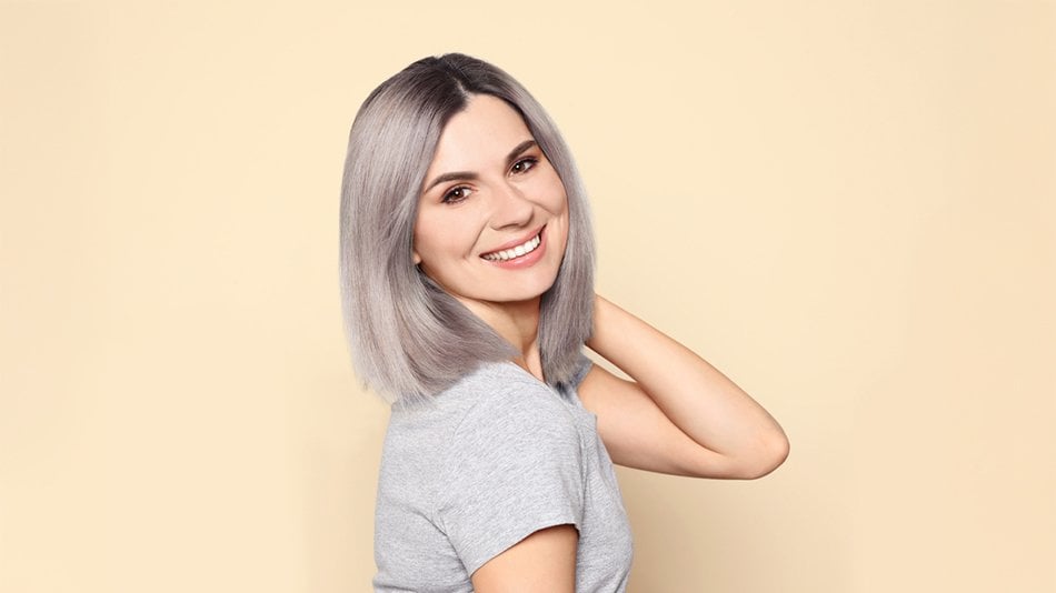 Młoda kobieta o prostych srebrnych włosach