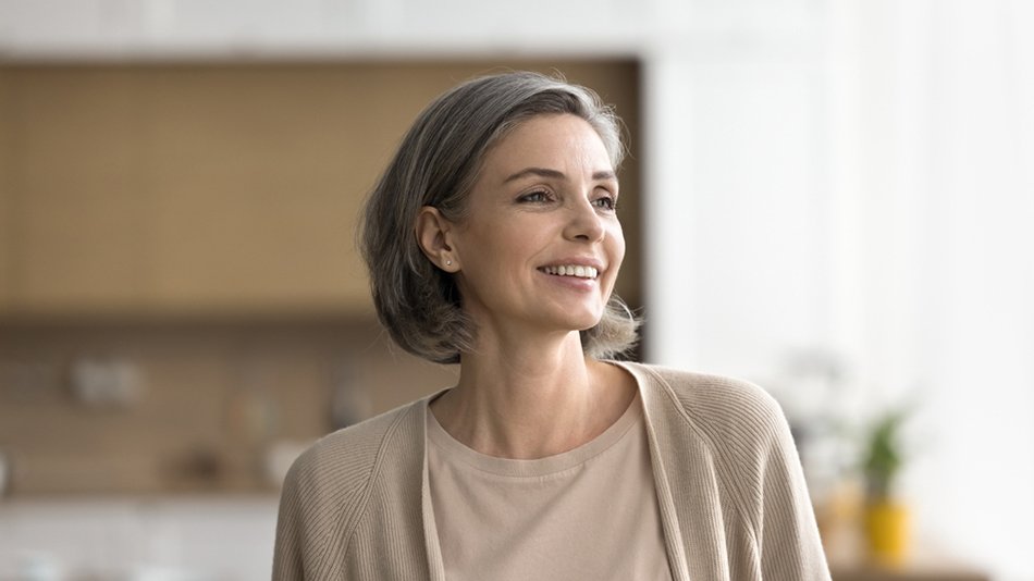 Kobieta w średnim wieku o srebrnych włosach