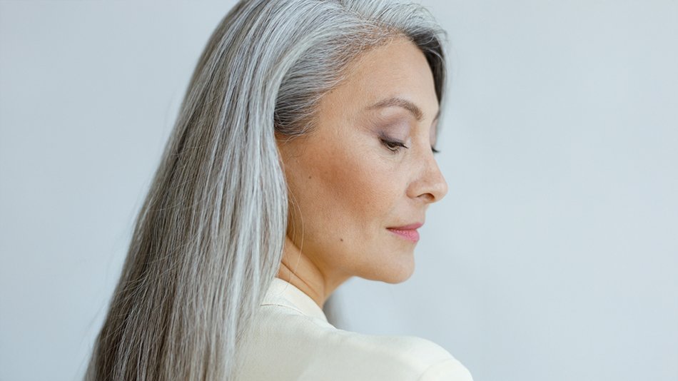 Kobieta w średnim wieku o długich srebrnych włosach