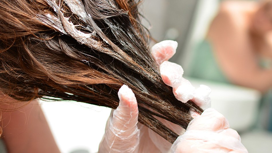 Ile trzymać na włosach szampon koloryzujący?