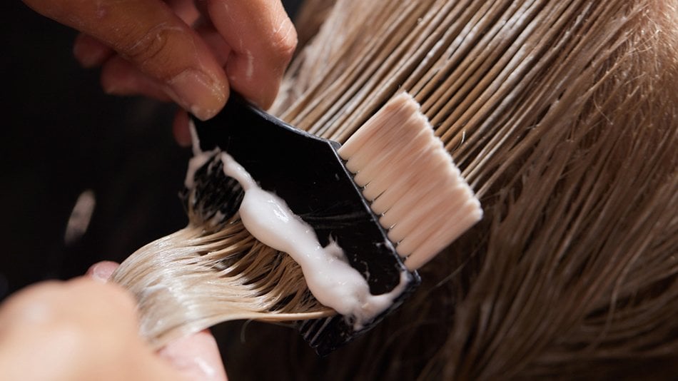 Zbliżenie na przeczesywanie włosów z nałożonym tonerem