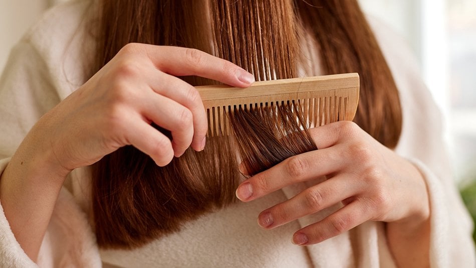 Przeczesywanie grzebieniem włosów o intensywnym kolorze po tonowaniu