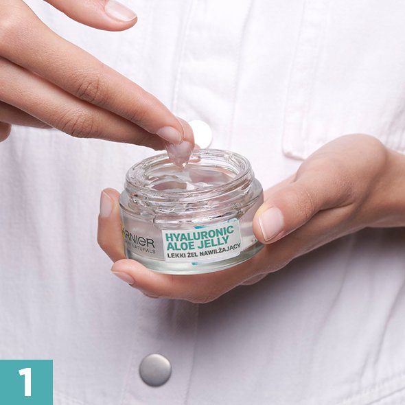 Palec nabiera przezroczysty żel Garnier Hyaluronic Aloe Jelly ze szklanego słoiczka