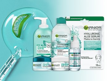 Pięć produktów Garnier Hyaluronic Aloe na jasnoniebieskiej powierzchni, kropla żelu z aloesem