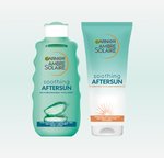 Dwa produkty Garnier Ambre Solaire After Sun – spray i tubka – na jasnoniebieskim tle